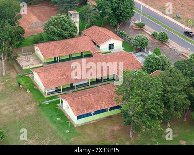 Itaja, Goias, Brasilien - 04 13 2024: Luftbild der städtischen Schule Anhanguera in Itaja Stockfoto