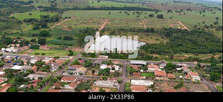 Itaja, Goias, Brasilien 04 10 2024: Luftbild des natürlichen Natursees der Stadt itaja Stockfoto