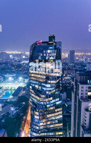 Blick von der Octave Rooftop Bar auf die Tichuca Rooftop Bar im 46. Stock des T‑One Building.T-One Building, Dachbar Tichuca, Bangkok SK Stockfoto