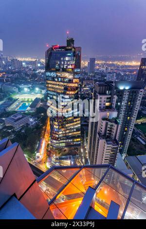 Blick von der Octave Rooftop Bar auf die Tichuca Rooftop Bar im 46. Stock des T‑One Building.T-One Building, Dachbar Tichuca, Bangkok SK Stockfoto