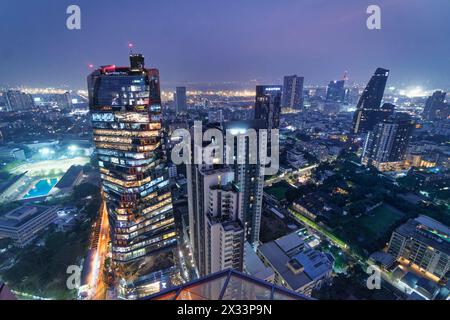 Blick von der Octave Rooftop Bar auf die Tichuca Rooftop Bar im 46. Stock des T‑One Building.T-One Building, Dachbar Tichuca, Bangkok SK Stockfoto