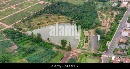 Itaja, Goias, Brasilien - 16. 04 2024: Luftbild des natürlichen Natursees der Stadt itaja Stockfoto