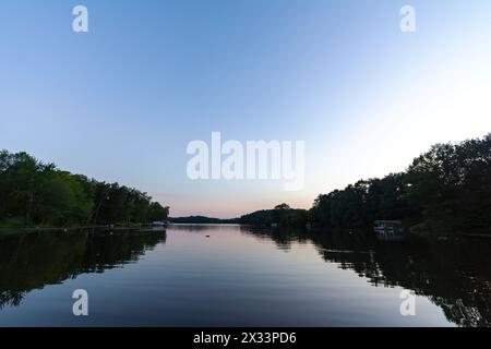 Blick vom Ufer eines nördlichen Sees in Washburn County, Wisconsin, am Abend. Stockfoto