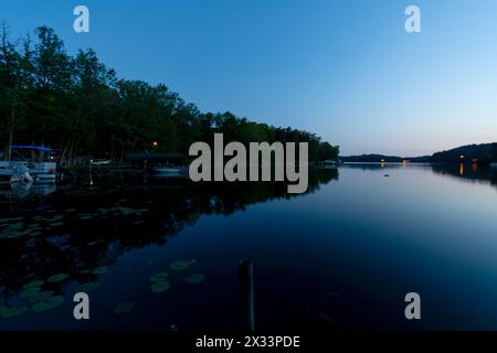 Blick vom Ufer eines nördlichen Sees in Washburn County, Wisconsin, am Abend. Stockfoto