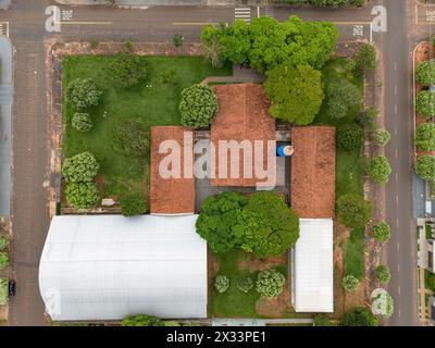 Itaja, Goias, Brasilien - 04 13 2024: Luftbild der Stadtschule Dona Batista in Itaja Goias Stockfoto