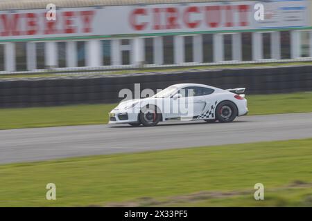Porsche Car Speeding am Pembrey Circuit Track Day in Pembrey, Carmarthenshire, Wales, Großbritannien Stockfoto