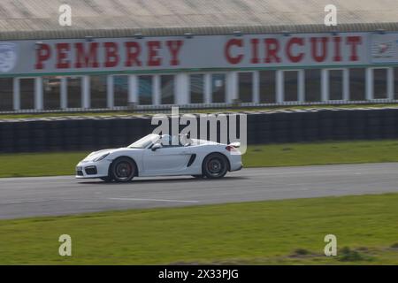 Porsche Car Speeding am Pembrey Circuit Track Day in Pembrey, Carmarthenshire, Wales, Großbritannien Stockfoto