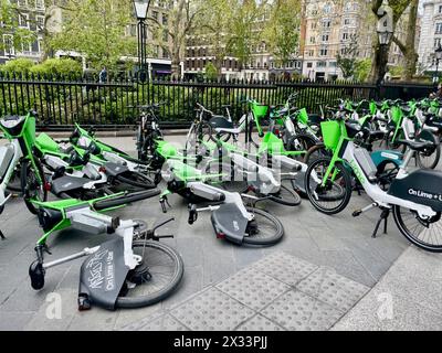 Eine Masse von Kalk-Leihfahrrädern auf dem hanover Square im Zentrum von london england großbritannien Stockfoto