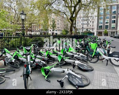 Eine Masse von Kalk-Leihfahrrädern auf dem hanover Square im Zentrum von london england großbritannien Stockfoto