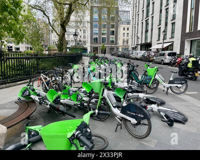 Eine Masse von Kalk-Leihfahrrädern auf dem hanover Square im Zentrum von london england großbritannien Stockfoto