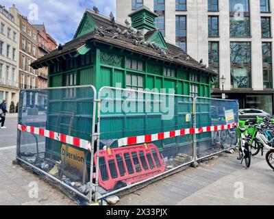 Ein geschlossenes, grün lackiertes, schwarz lackiertes Taxifahrer-Café am hanover Square im Zentrum von london W1 Stockfoto