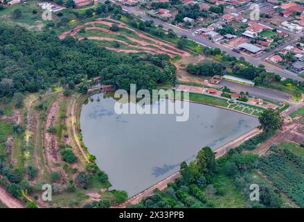 Itaja, Goias, Brasilien - 16. 04 2024: Luftbild des natürlichen Natursees der Stadt itaja Stockfoto