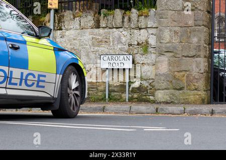 Belfast, Vereinigtes Königreich 24 04 2024 Polizei und Feuerwehr, die nach der Entdeckung einer Substanz und einer kontrollierten Explosion am Wellington College waren. Die nahegelegene Carolan Road wurde während des Vorfalls geschlossen und die Schüler des Colleges mussten das Gelände über die Ausfahrt Rosetta Avenue verlassen. Belfast Northern Ireland Credit: HeadlineX/Alamy Live News Stockfoto