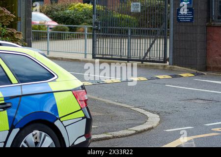 Belfast, Vereinigtes Königreich 24 04 2024 Polizei und Feuerwehr, die nach der Entdeckung einer Substanz und einer kontrollierten Explosion am Wellington College waren. Die nahegelegene Carolan Road wurde während des Vorfalls geschlossen und die Schüler des Colleges mussten das Gelände über die Ausfahrt Rosetta Avenue verlassen. Belfast Northern Ireland Credit: HeadlineX/Alamy Live News Stockfoto