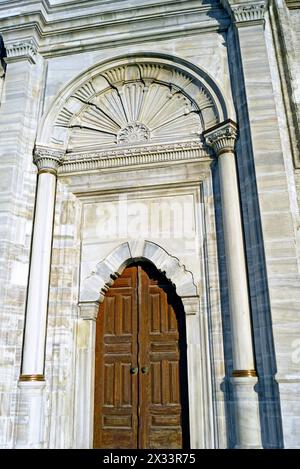 Außenansicht der Seitentür der Nuruosmaniye-Moschee von der Gemeinde Fatih auf der historischen Halbinsel von Istanbul Stockfoto