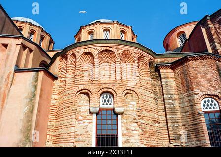 Blick auf die Backsteinmauer der Zairek Moschee - das ehemalige byzantinische Kloster Pantokrator auf der historischen Halbinsel Istanbul (Türkiye) Stockfoto