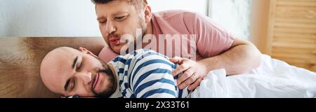 Zwei Männer kuscheln sich im Bett. Stockfoto