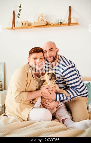 Ein Mann, der einen Hund hält, während er auf dem Bett sitzt, zeigt zärtliche Liebe und Zuneigung. Stockfoto