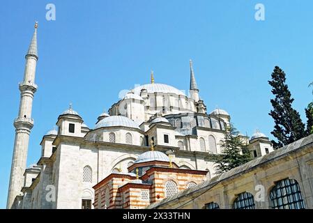 Außenansicht der Fatih-Moschee - ein historisches, religiöses und architektonisches Wahrzeichen der historischen Halbinsel Istanbul (Türkiye) Stockfoto