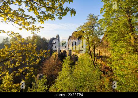 Sonnenaufgang in der Sächsischen Schweiz die Bastei ist eine Felsformation mit Aussichtsplattform in der Sächsischen Schweiz am rechten Ufer der Elbe auf dem Gebiet der Gemeinde Lohmen zwischen dem Kurort Rathen und Stadt Wehlen. Sie zählen zu den meistbesuchten Touristenattraktionen der Sächsischen Schweiz. .Ferdinandaussicht mit Blick auf die Basteibrücke von 1851. Rathen Sachsen Deutschland *** Sonnenaufgang in der Sächsischen Schweiz die Bastei ist eine Felsformation mit einer Aussichtsplattform in der Sächsischen Schweiz am rechten Elbufer in der Gemeinde Lohmen zwischen dem Kurort Rathen und Stockfoto