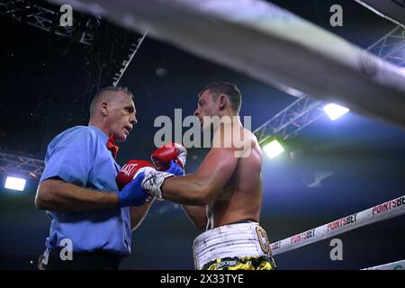 24. April 2024; Hordern Pavilion, Sydney, NSW, Australien: Australian Super Welterweight Title, Nikita Tszyu gegen Danilo Creati; der Schiedsrichter gibt Danilo Creati einen ständigen Zähler Stockfoto