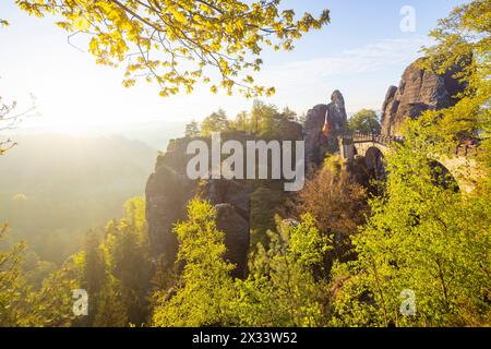 Sonnenaufgang in der Sächsischen Schweiz die Bastei ist eine Felsformation mit Aussichtsplattform in der Sächsischen Schweiz am rechten Ufer der Elbe auf dem Gebiet der Gemeinde Lohmen zwischen dem Kurort Rathen und Stadt Wehlen. Sie zählen zu den meistbesuchten Touristenattraktionen der Sächsischen Schweiz. .Ferdinandaussicht mit Blick auf die Basteibrücke von 1851. Rathen Sachsen Deutschland *** Sonnenaufgang in der Sächsischen Schweiz die Bastei ist eine Felsformation mit einer Aussichtsplattform in der Sächsischen Schweiz am rechten Elbufer in der Gemeinde Lohmen zwischen dem Kurort Rathen und Stockfoto