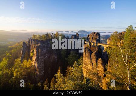 Sonnenaufgang in der Sächsischen Schweiz die Bastei ist eine Felsformation mit Aussichtsplattform in der Sächsischen Schweiz am rechten Ufer der Elbe auf dem Gebiet der Gemeinde Lohmen zwischen dem Kurort Rathen und Stadt Wehlen. Sie zählen zu den meistbesuchten Touristenattraktionen der Sächsischen Schweiz. .Ferdinandaussicht mit Blick auf die Basteibrücke von 1851. Rathen Sachsen Deutschland *** Sonnenaufgang in der Sächsischen Schweiz die Bastei ist eine Felsformation mit einer Aussichtsplattform in der Sächsischen Schweiz am rechten Elbufer in der Gemeinde Lohmen zwischen dem Kurort Rathen und Stockfoto