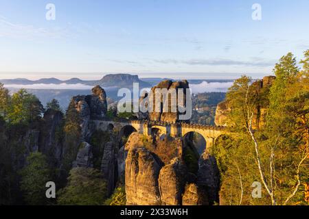 Sonnenaufgang in der Sächsischen Schweiz die Bastei ist eine Felsformation mit Aussichtsplattform in der Sächsischen Schweiz am rechten Ufer der Elbe auf dem Gebiet der Gemeinde Lohmen zwischen dem Kurort Rathen und Stadt Wehlen. Sie zählen zu den meistbesuchten Touristenattraktionen der Sächsischen Schweiz. .Ferdinandaussicht mit Blick auf die Basteibrücke von 1851. Rathen Sachsen Deutschland *** Sonnenaufgang in der Sächsischen Schweiz die Bastei ist eine Felsformation mit einer Aussichtsplattform in der Sächsischen Schweiz am rechten Elbufer in der Gemeinde Lohmen zwischen dem Kurort Rathen und Stockfoto