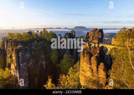 Sonnenaufgang in der Sächsischen Schweiz die Bastei ist eine Felsformation mit Aussichtsplattform in der Sächsischen Schweiz am rechten Ufer der Elbe auf dem Gebiet der Gemeinde Lohmen zwischen dem Kurort Rathen und Stadt Wehlen. Sie zählen zu den meistbesuchten Touristenattraktionen der Sächsischen Schweiz. .Ferdinandaussicht mit Blick auf die Basteibrücke von 1851. Rathen Sachsen Deutschland *** Sonnenaufgang in der Sächsischen Schweiz die Bastei ist eine Felsformation mit einer Aussichtsplattform in der Sächsischen Schweiz am rechten Elbufer in der Gemeinde Lohmen zwischen dem Kurort Rathen und Stockfoto