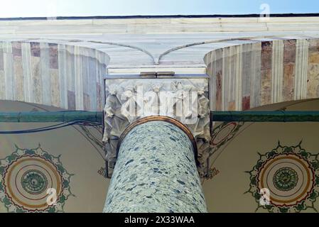 Detail der Dekoration im Innenhof der Fatih-Moschee in Istanbul: Von unten auf eine alte grüne Porphyrsäule und ein gemaltes Gewölbe Stockfoto