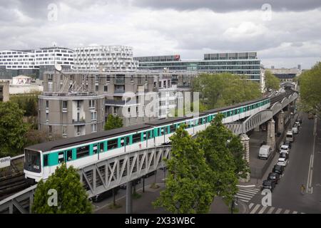 Paris, Frankreich. April 2024. Blick auf die Oberbahn im 13. Arrondissement von Paris, am 24. April 2024. Foto: Raphael Lafargue/ABACAPRESS.COM Credit: Abaca Press/Alamy Live News Stockfoto