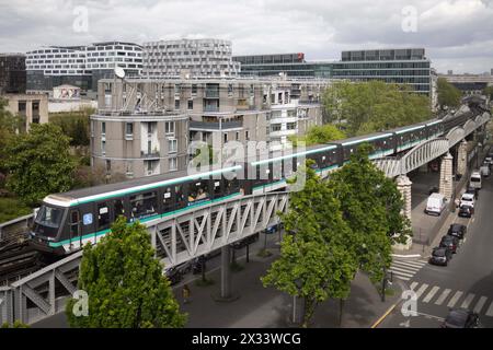 Paris, Frankreich. April 2024. Blick auf die Oberbahn im 13. Arrondissement von Paris, am 24. April 2024. Foto: Raphael Lafargue/ABACAPRESS.COM Credit: Abaca Press/Alamy Live News Stockfoto