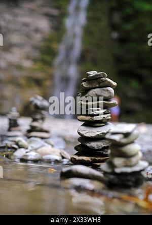 Zen balancierte Steine, gestapelt gegen die Eagle Cliff Falls. Stockfoto