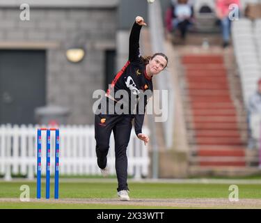 24. April 2024; Emirates Old Trafford, Manchester, England: Rachael Heyhoe Flint Trophy Cricket, Lancashire Thunder versus Sunrisers; Mady Villiers of Sunrisers in Bowlingspiel Stockfoto