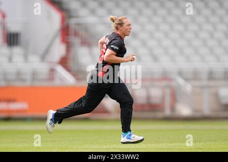 24. April 2024; Emirates Old Trafford, Manchester, England: Rachael Heyhoe Flint Trophy Cricket, Lancashire Thunder versus Sunrisers; Nicola Hancock von Sunrisers rennt ins Bowl Stockfoto