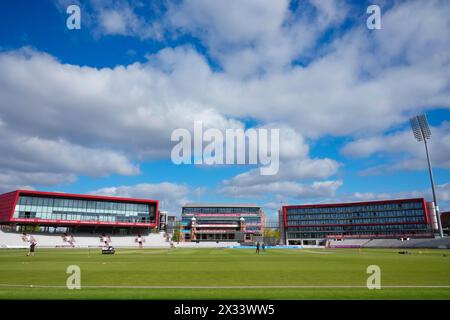 24. April 2024; Emirates Old Trafford, Manchester, England: Rachael Heyhoe Flint Trophy Cricket, Lancashire Thunder versus Sunrisers; Ein allgemeiner Blick auf das Emirates Old Trafford Cricket Ground vor dem Spiel Stockfoto