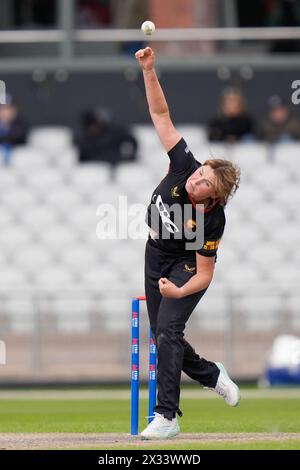 24. April 2024; Emirates Old Trafford, Manchester, England: Rachael Heyhoe Flint Trophy Cricket, Lancashire Thunder versus Sunrisers; Grace Scrivens of Sunrisers in Bowling-Action Stockfoto