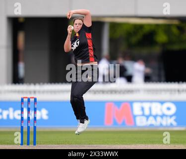 24. April 2024; Emirates Old Trafford, Manchester, England: Rachael Heyhoe Flint Trophy Cricket, Lancashire Thunder versus Sunrisers; Grace Scrivens of Sunrisers in Bowling-Action Stockfoto