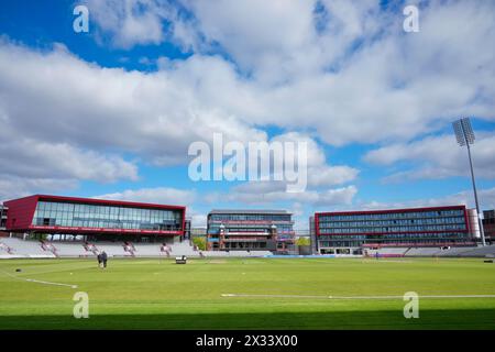 24. April 2024; Emirates Old Trafford, Manchester, England: Rachael Heyhoe Flint Trophy Cricket, Lancashire Thunder versus Sunrisers; Ein allgemeiner Blick auf das Emirates Old Trafford Cricket Ground vor dem Spiel Stockfoto