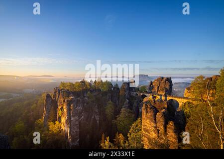 Sonnenaufgang in der Sächsischen Schweiz die Bastei ist eine Felsformation mit Aussichtsplattform in der Sächsischen Schweiz am rechten Ufer der Elbe auf dem Gebiet der Gemeinde Lohmen zwischen dem Kurort Rathen und Stadt Wehlen. Sie zählen zu den meistbesuchten Touristenattraktionen der Sächsischen Schweiz. .Ferdinandaussicht mit Blick auf die Basteibrücke von 1851. Rathen Sachsen Deutschland Stockfoto