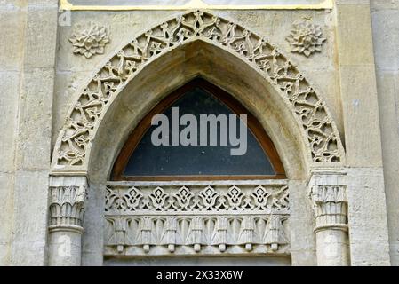 Fragment der Dekoration auf dem Gebäude des Yildiz-Uhrenturms vor der Hamidiye-Moschee in Istanbul Stockfoto