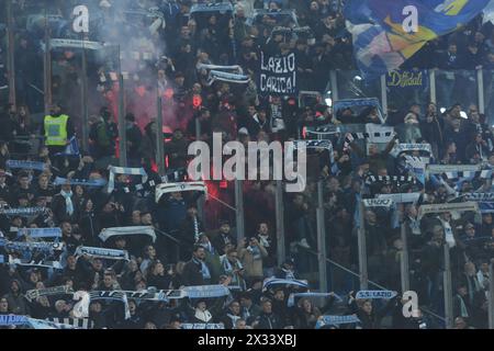 Rom, Italien. April 2024. Lazio Fans beim Halbfinalspiel 2. Leg - Coppa Italia zwischen SS Lazio gegen Juventus FC im Olimpic Stadium am 23. April 2024 in Roma, italien Endpunktzahl 2-1 (Credit Image: © Agostino Gemito/Pacific Press via ZUMA Press Wire) NUR REDAKTIONELLE VERWENDUNG! Nicht für kommerzielle ZWECKE! Stockfoto