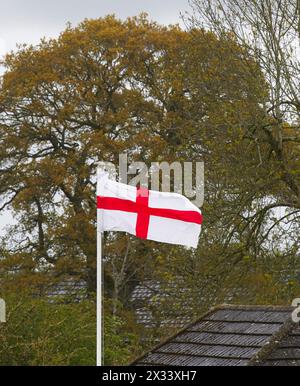 Am 23. April 2024, dem Festtag des schutzheiligen von England, flattert eine Heimatflagge von St. George im Wind. Stockfoto