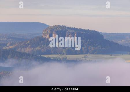 Sonnenaufgang in der Sächsischen Schweiz die Bastei ist eine Felsformation mit Aussichtsplattform in der Sächsischen Schweiz am rechten Ufer der Elbe auf dem Gebiet der Gemeinde Lohmen zwischen dem Kurort Rathen und Stadt Wehlen. Sie zählen zu den meistbesuchten Touristenattraktionen der Sächsischen Schweiz. .Die neue Aussichtsplattform hoch über der Elbe. Fernblick zum Pfaffenstein. Rathen Sachsen Deutschland *** Sonnenaufgang in der Sächsischen Schweiz die Bastei ist eine Felsformation mit Aussichtsplattform in der Sächsischen Schweiz am rechten Elbufer in der Gemeinde Lohmen zwischen dem Kurort Stockfoto