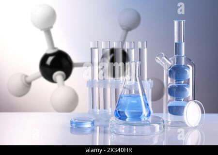 Laborglas und Molekülmodell auf farbigem Hintergrund Stockfoto