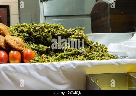 Rajasthani-Snack, zubereitet und verkauft am Straßenrand, Jodhpur, Rajasthan, Indien. Stockfoto