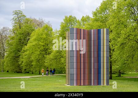 London, Großbritannien. 24. April 2024. Der „STRIP-TOWER“, 2023, eine drei Meter hohe Skulptur des 92-jährigen deutschen Künstlers Gerhard Richter, wurde in der Nähe von Serpentine South in den Kensington Gardens errichtet. Das reflektierende Glas und die spiegelnden Oberflächen wurden entwickelt, um unsere Wahrnehmung der bebauten Umgebung zu verbessern. Das Werk ist vom 25. April bis 27. Oktober 2024 zu sehen. Credit: Stephen Chung / Alamy Live News Stockfoto