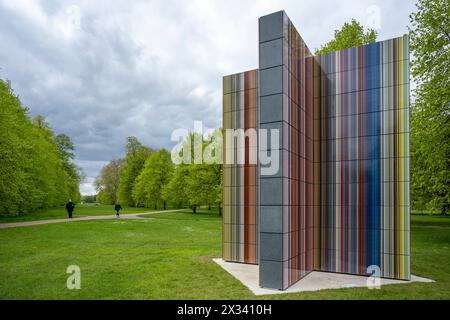 London, Großbritannien. 24. April 2024. Der „STRIP-TOWER“, 2023, eine drei Meter hohe Skulptur des 92-jährigen deutschen Künstlers Gerhard Richter, wurde in der Nähe von Serpentine South in den Kensington Gardens errichtet. Das reflektierende Glas und die spiegelnden Oberflächen wurden entwickelt, um unsere Wahrnehmung der bebauten Umgebung zu verbessern. Das Werk ist vom 25. April bis 27. Oktober 2024 zu sehen. Credit: Stephen Chung / Alamy Live News Stockfoto