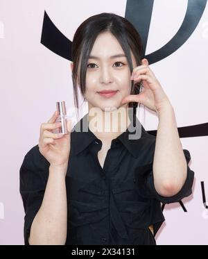 Seoul, Südkorea. April 2024. Die südkoreanische Schauspielerin Park Ji-hu nimmt am 24. April 2024 an einem Fotoanruf für den Yves Saint Laurent Beaute Pop-up Store in Seoul Teil. (Foto: Lee Young-HO/SIPA USA) Credit: SIPA USA/Alamy Live News Stockfoto