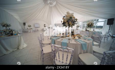 Festzelt im Hochzeitssaal vor der Veranstaltung. Stockfoto
